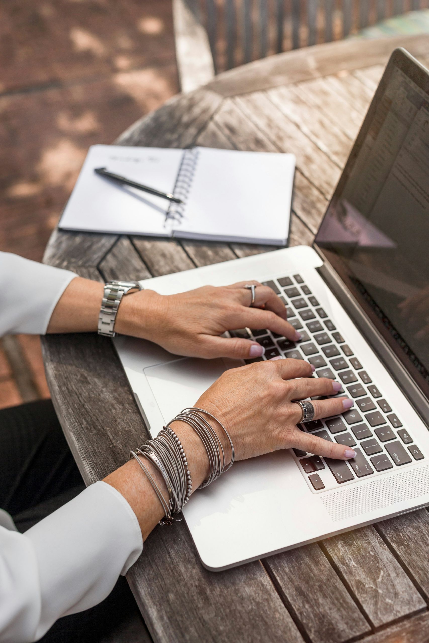 linkedin-sales-solutions-0QvTyp0gH3A-unsplash - KSDT • Accountants & Advisors